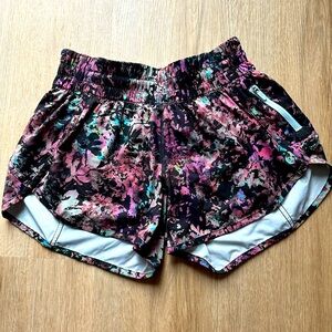 Lululemon Tracker Short - Size 6 2022 Print